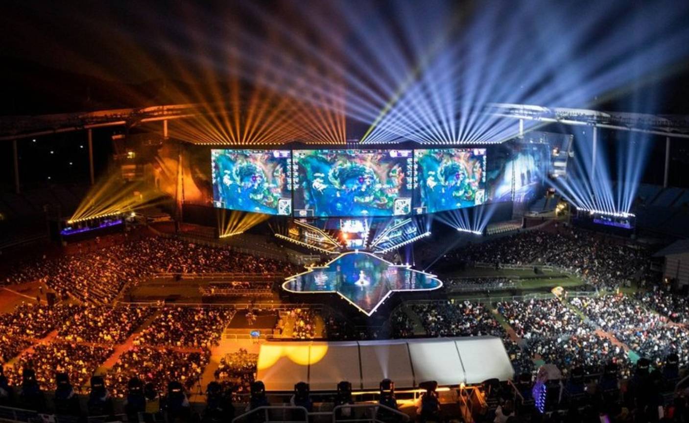 Anyone's Legend 在 LPL 2025 年第二轮小组赛中领先